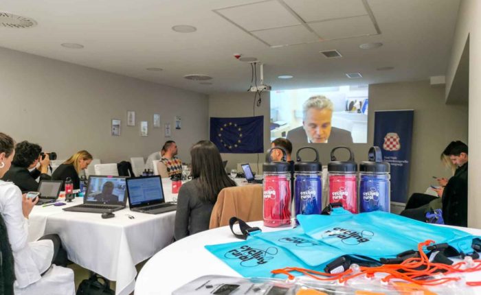 Hibridni event pod nazivom "Forum aktivnog turizma" na slici su prikazani sudionici eventa koji su se okupili uživo. Na online zidu su predavači i učesnici eventa koji se održava online