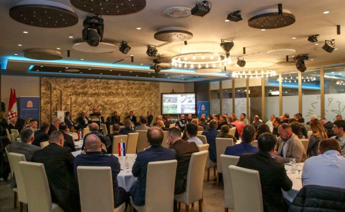 Dvorana puna sudionika na eventu Gospodarski forum Županije Zapadnohercegovačke