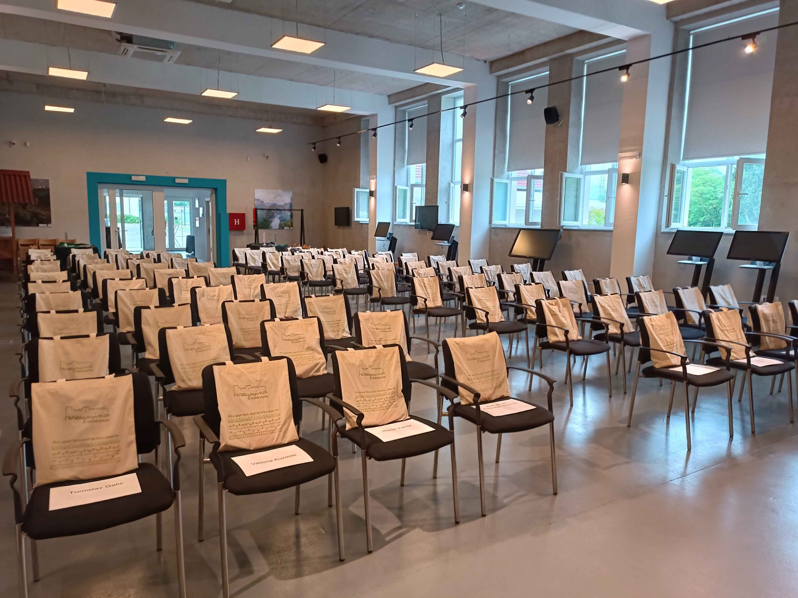 Dvorana spremna za konferenciju pod nazivom "Edukacija i zadržavanje radne snage u turizmu i ugostiteljstvu" Turističkog klastera Hercegovina