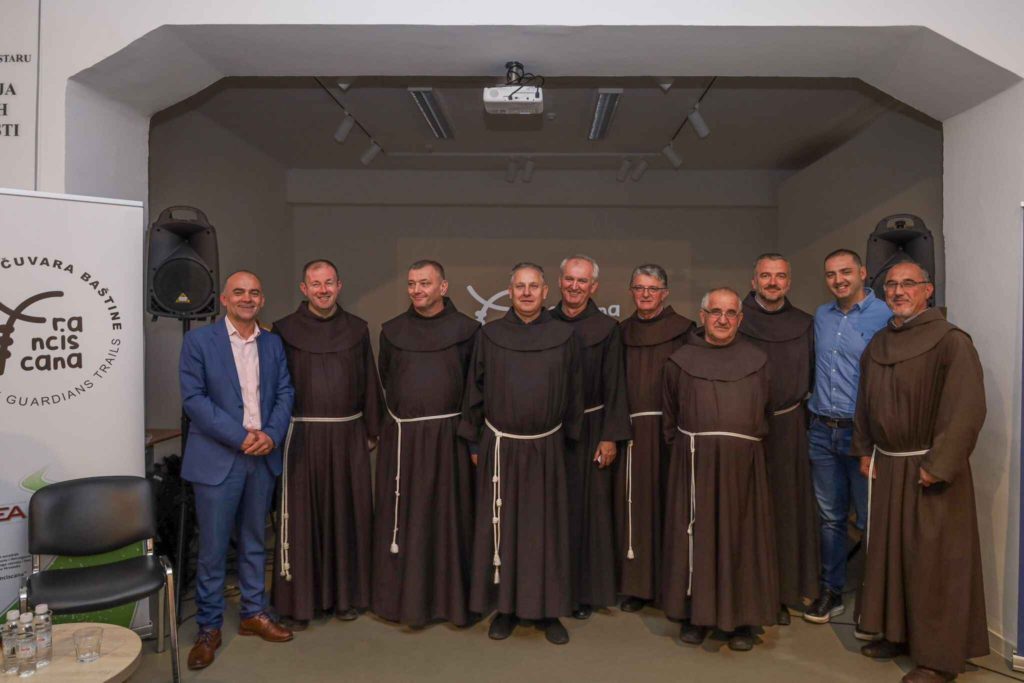 Zajednička fotografija organizatora Ured vlade Županije Zapadnohercegovačke s hercegovačkim franjevcima