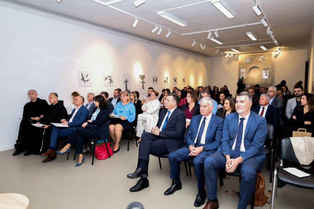 Sudionici okruglog stola o promociji kulturno - povijesne baštine franjevaca na akademiji Likovnih umjetnosti na Širokom Brijegu