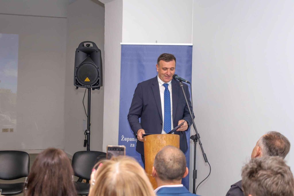 Predrag Čović, predsjednik Vlade županije Zapadnohercegovačke drži pozdravni govor na okruglom stolu o promociji kulturno - povijesne baštine franjevaca