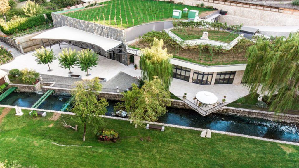 Ljetnikovac Radobolja Mostar smješten je uz rijeku i okružen vrtovima