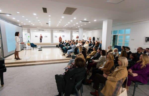 Pozornica i sudionici na međunarodnoj konferenciji o zelenim knjižnicama