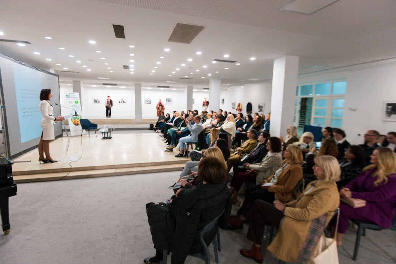 Pozornica i sudionici na međunarodnoj konferenciji o zelenim knjižnicama