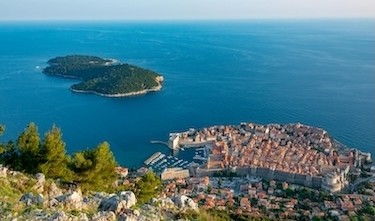 Pogled iz zraka na stari grad Dubrovnik i Lokrum, destinacija za team building programe u Hrvatskoj u organizaciji MICE.BA agencije