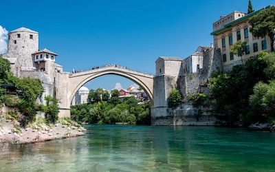 Stari most u Mostaru ispod kojeg protiče smaragdno zelena rijeka Neretva destinacija za team building programe u Mostaru