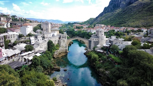 Pogled iz zraka na Stari most u Mostaru, destinacija za team building programe u Mostaru i Bosni i Hercegovini